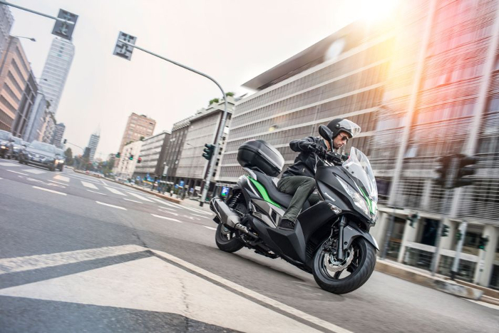 j300-maxiscooter-kawasaki