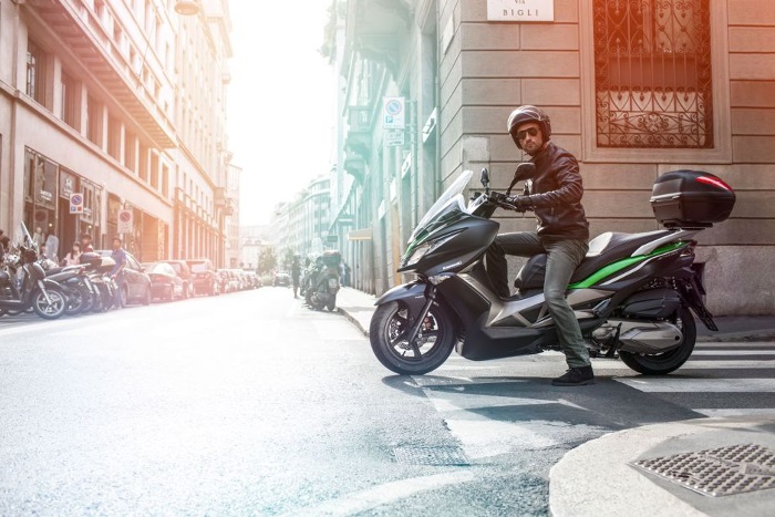 Le plancher travaillé du Kawasaki J300 facilite la pose des pieds au sol