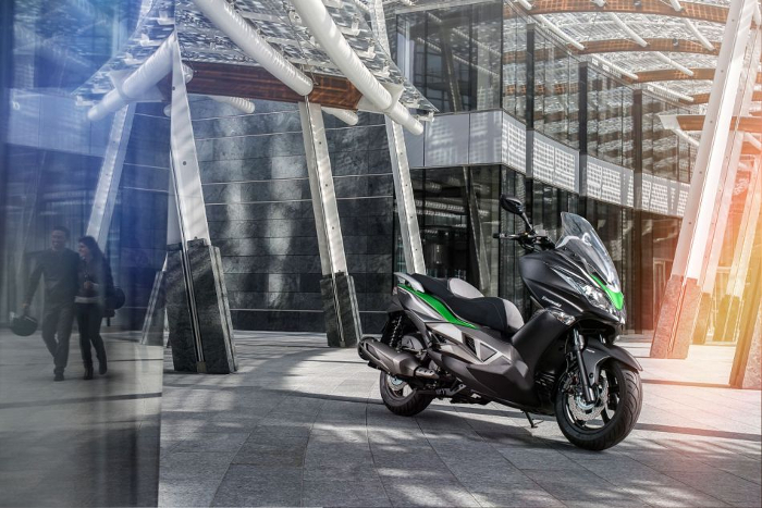 Kawasaki J300 : un maxi-commuter à tendance sport-GT